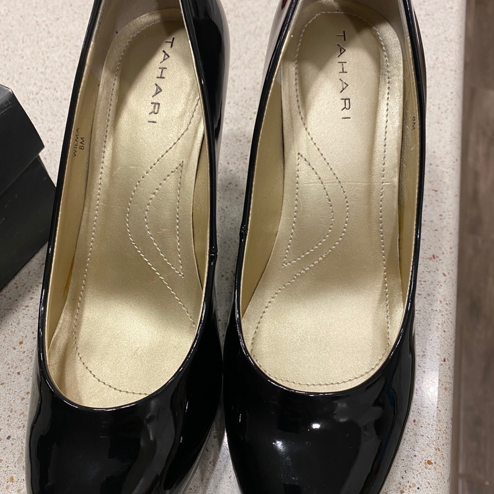 Tahari Black Pumps
